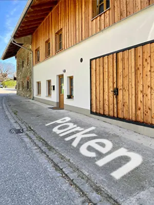 Parkmöglichkeit für Kunden vor unserem Behandlungsstudio in Lauterbach Schaurein
