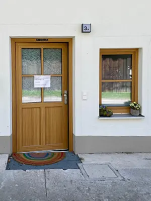 Der Eingang zu unserem Behandlungsstudio in Lauterbach Schaurein - Herzlich Willkommen :-)